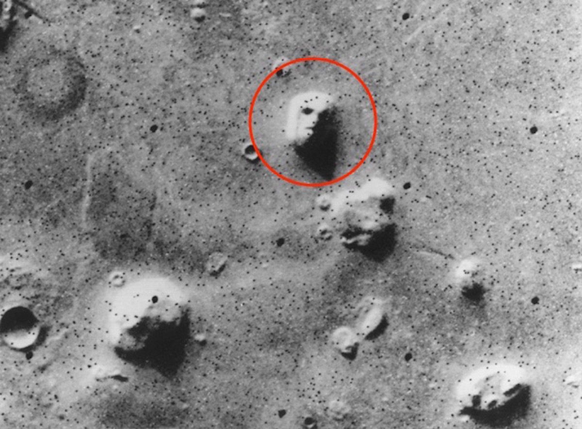 when-nasas-viking-1-spacecraft-was-circling-mars-in-1976-it-spotted-this-unusual-image-of-what-looks-uncannily-like-a-human-face-in-a-regio
