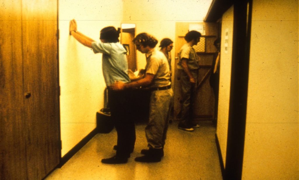 نگهبانان در حال انجام بازرسی بدنی. منبع: PrisonExp