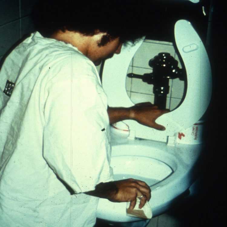 یکی از زندانیان در حال تمیز نمودن توالت. منبع: PrisonExp
