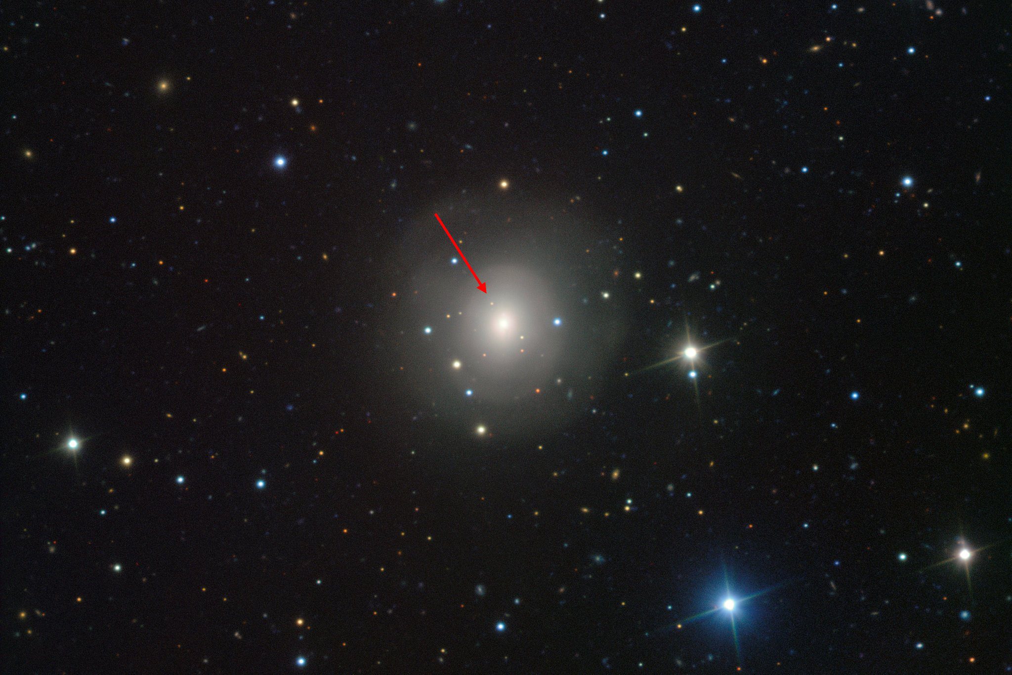 در تصویری که توسط تلسکوپی عظیم در شیلی گرفته شده، نوری از یک کیلونوا، یا برخورد دو ستاره‌ی نوترونی، (فلش قرمز در کهکشان NGC 4993) مشخص است.