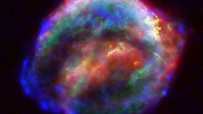 بقایای ابرنواختر  کِپلر، که در تصویر کامپوزیت ناسا دیده می‌شود. به عنوان جزوی از عملیات چین برای شکار ماده‌ی تاریک، عملیات کاوشگر ذره‌ی ماده‌ی تاریک این کشور، ذرات مرتبط با پرتوهای کیهانی ساخته شده توسط ابرنواختر را ردیابی می‌کند. NASA©