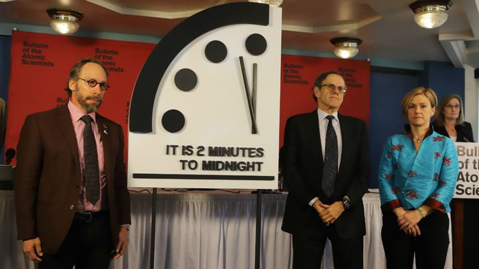 دانشمندان لاورنس کراوس (چپ)، رابرت روسنر (وسط) و متخصص امور بین‌المللی، شارون اسکواسونی (راست) از به‌روزرسانی ساعت آخرالزمان رونمایی کردند. این ساعت از سال 1947 توسط the Atomic Scientists به‌روزرسانی می‌شود.