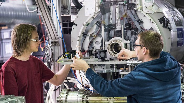 فیزیک‌دانان در حال آماده کردن لیزر برای آزمایش پادماده MAXIMILIEN BRICE/CERN