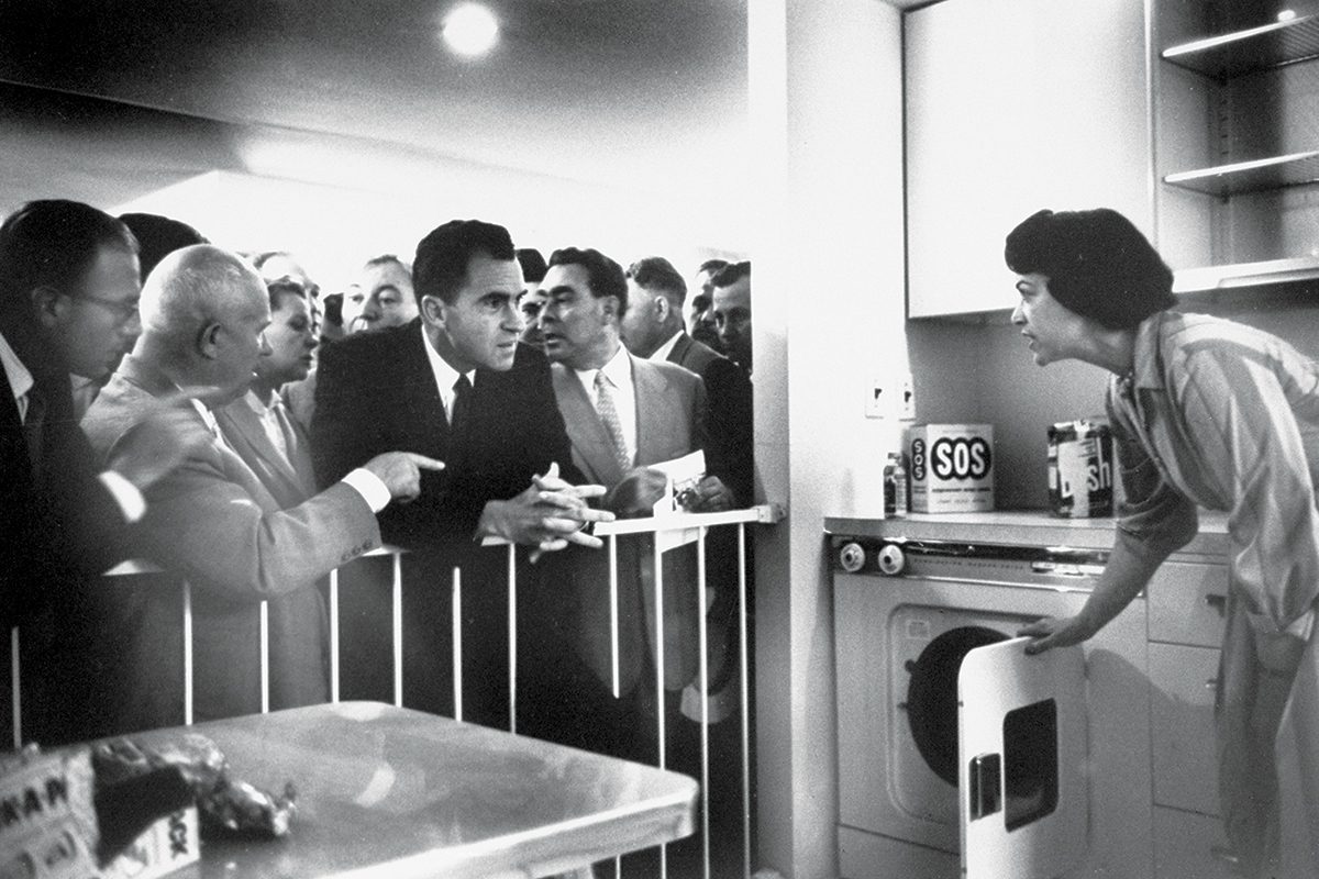 نمایشگاه پارک اسکولنیکی 1959، جایی خروشچف آشپرخانه‌ها با نیکسون بحث می‌کند. شهروندان هم در حال تحسین آخرین ست‌های تلویزیون بودند (HOWARD SOCHUREK/THE LIFE PICTURE COLLECTION/GETTY)