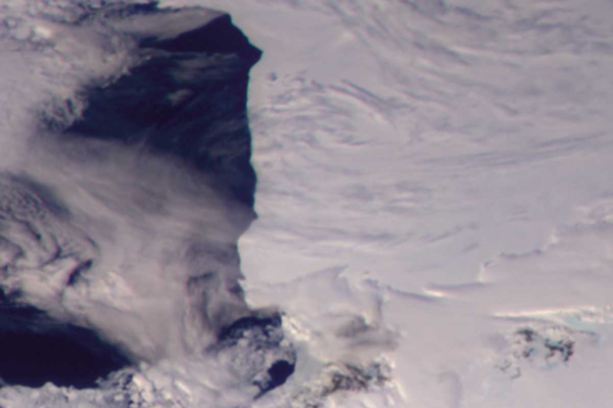 جزئی‌ترین تصویر زمین که توسط گالیلئو در 8 دسامبر 1990 از بدترین مکان‌های ممکن گرفته شد. قطب جنوب (بالا) و استرالیا (پائین) JPL NASA