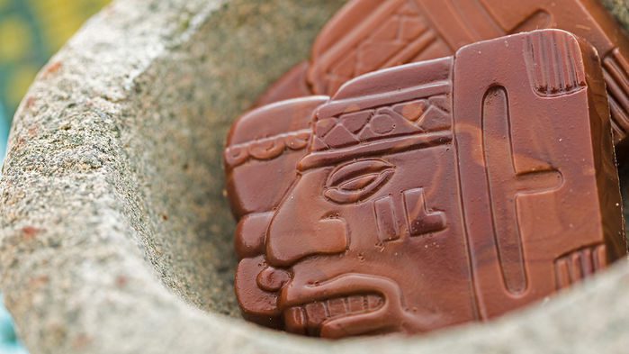 شکلات امروزی که به شکل نمادهای مایایی درآورده شده و زبان آن‌ها را رویش نوشته‌اند. ARINA HABICH/ALAMY STOCK PHOTO