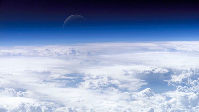 خطی که اتمسفر زمین در آن افول کرده و فضای خارج از جو آغاز می‌شود همواره مورد بحث و انتقاد بوده است. NASA Earth Observatory