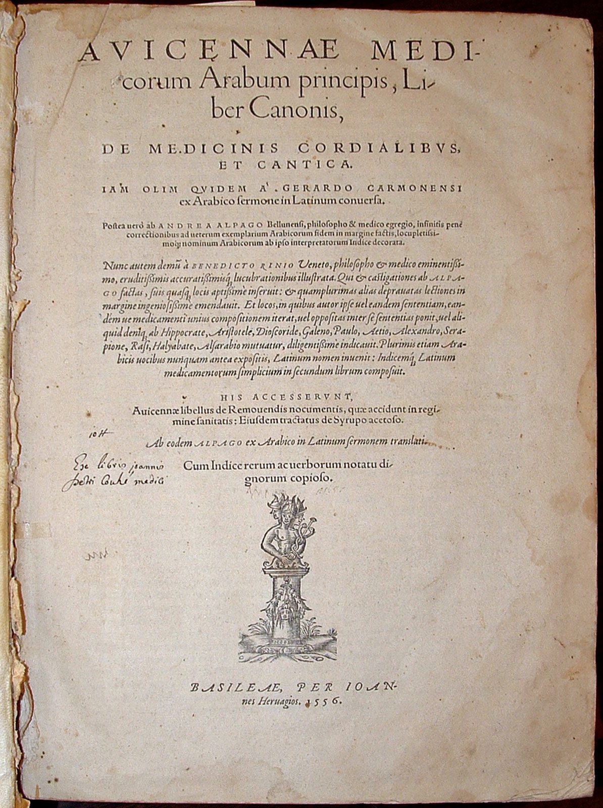 صفحه عنوان ویرایش 1556 کتاب قانون پزشکی ابن سینا. این ویرایش که اغلب ویرایش 1556 بازل نامیده می‌شود توسط ژرار کرمونایی ترجمه شده است. (کتابخانه تاریخی رینولدز، دانشگاه آلاباما)
