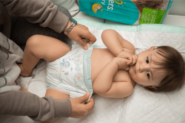 پوشک کردن نوزاد