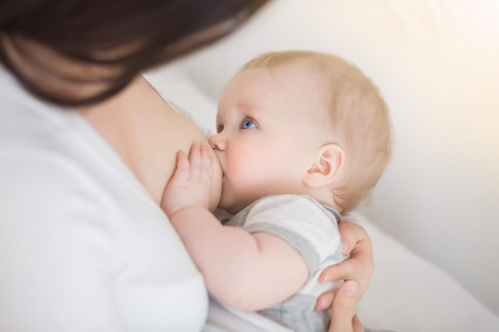 شیر خوردن نوزاد
شیر دادن به نوزاد