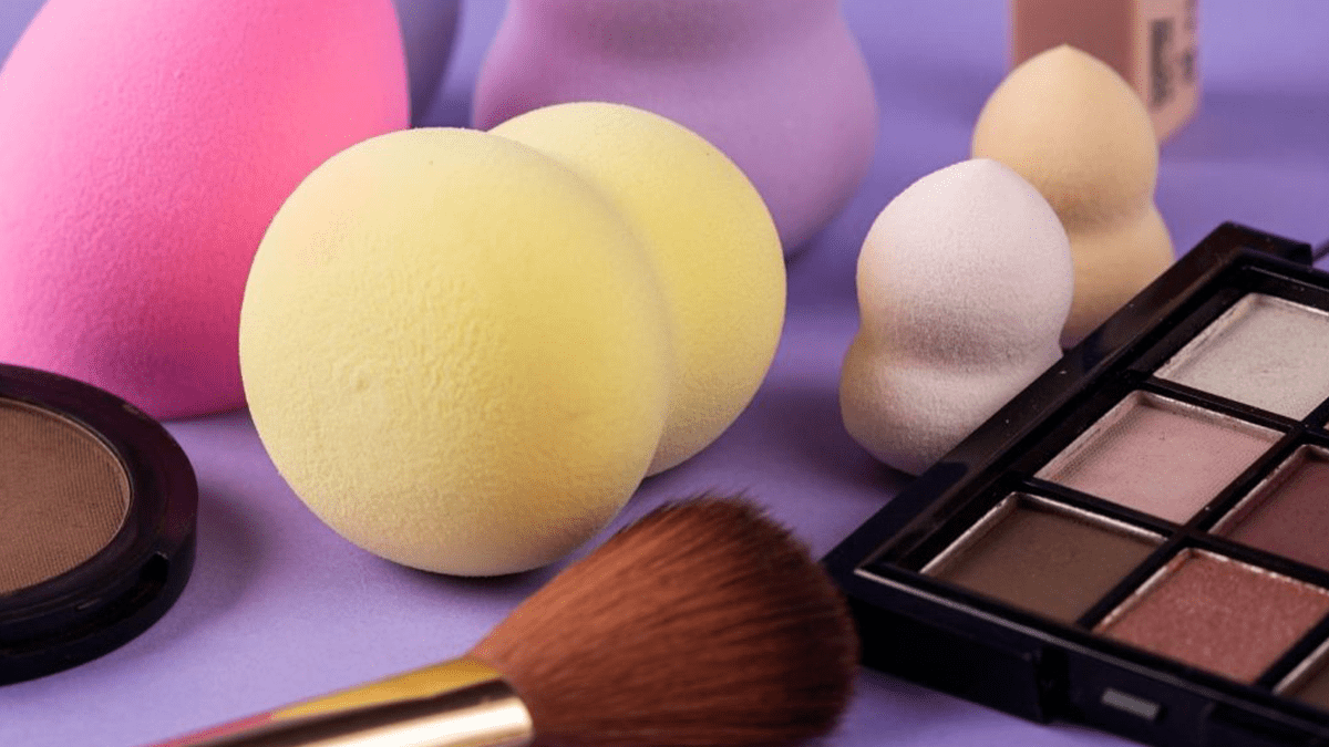 درعکس جعبه سایه و چندتا  پد در رنگهای مختلف و براش قرار دارد